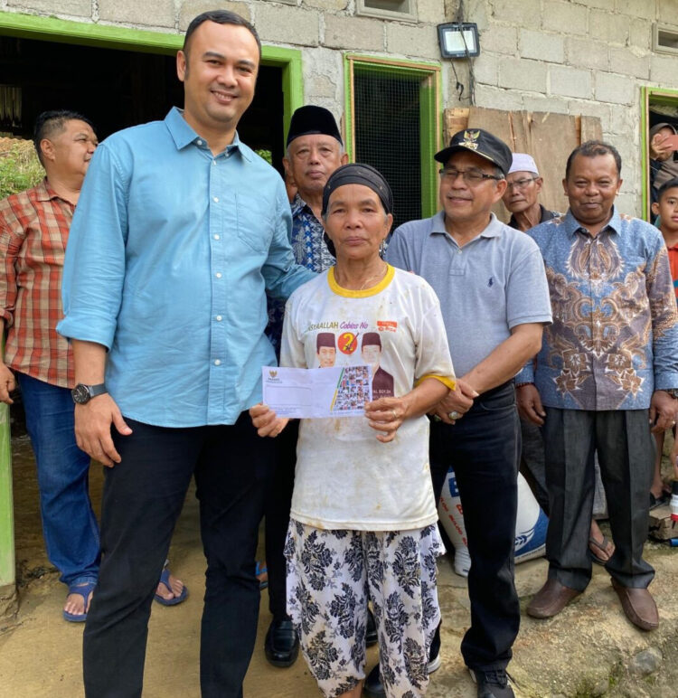 Bupati Sijunjung Kembalikan Senyum Korban Bencana Tanah Longsor 1 BANTUAN—Bupati Sijunjung Benny Dwifa Yuswir beserta jajaran datang langsung ke meninjau rumah Nurani dan menyerahkan beberapa bantuan, pada Sabtu ( 27/4).