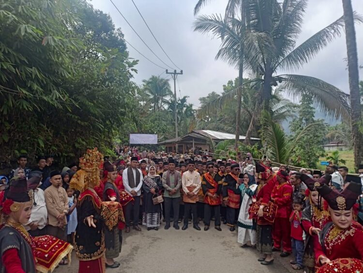 ALEK NAGARI— Bupati Limapuluh Kota Safaruddin disambut hangat masyarakat dan perantau Nagari Koto Alam.