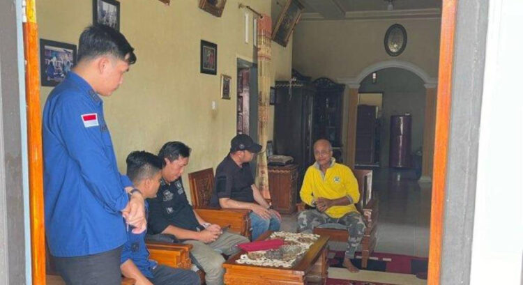 BURONAN KORUPSI— Tim Kejari Pasbar saat mendatangi kediaman tersangka (baju kuning) buronan perkara tindak pidana korupsi dana desa yang merupakan mantan Wali Nagari Katiagan, Kecamatan Kinali, Kabupaten Pasaman Barat periode 2008-2014, Kamis (18/4).