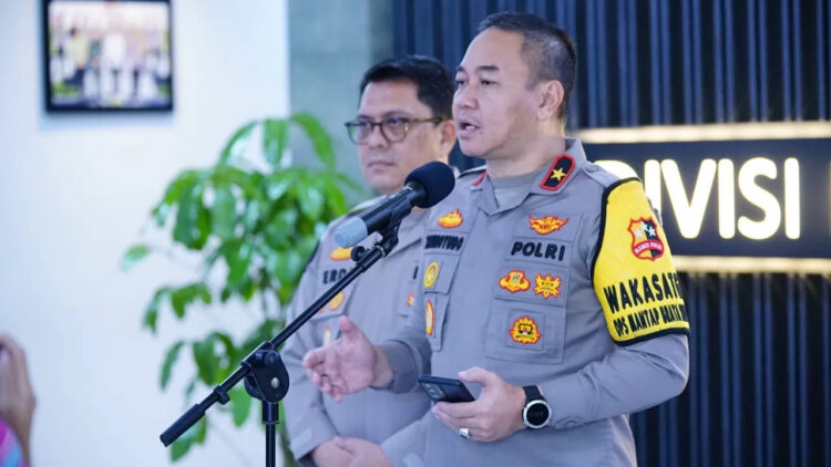 Terbitkan Red Notice, Polri Buru 2 Tersangka TPPO Berkedok Magang ke Jerman 1 PAPARKAN— Kepala Biro Penerangan Masyarakat Divisi Humas Polri Brigjen Pol Trunoyudo Wisnu Andiko memaparkan perkembangan kasus TPPO berkedok magang atau ferien job ke Jerman.