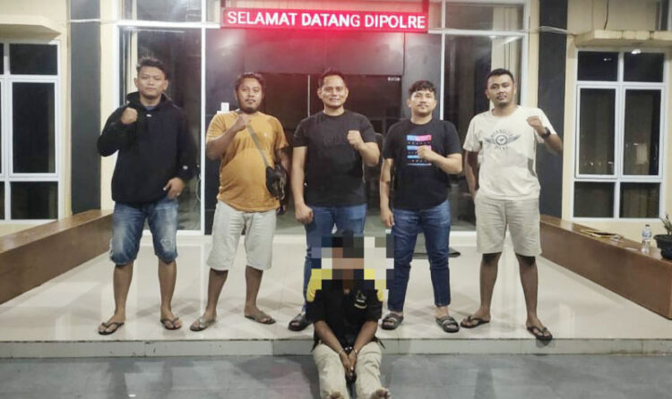 PERKOSA PUTRI TIRI— Pelaku AR (34) yang tega memperkosa putri tirinya berkali-kali ditangkap jajaran Polres Dharmasraya.