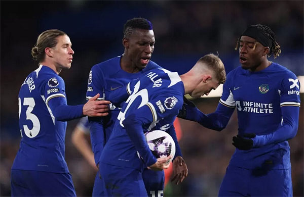 Chelsea Naik Klasemen Usai Bantai Everton 6-0, Cole Palmer Ciptakan Quattrick 1 LIGA PREMIER INGGRIS— Chelsea akhirnya mampu naik klasemen setelah membantai Everton dengan skor 6-0 tanpa balas. Dimana Cole Palmer berhasil menciptakan Quattrick. Dalam laga lanjutan Liga Premier yang dimainkan di Stadion Stamford Bridge pada Selasa (16/4) dini hari WIB. The Blues berhasil menjalankan misinya untuk menumbangkan tim tamunya The Toffees tanpa ampun.