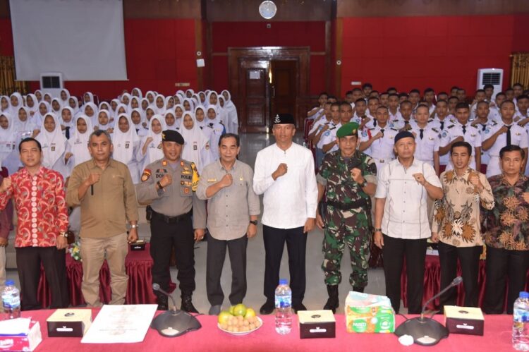 Ciptakan Generasi Tangguh, 145 Siswa Siswi Ikuti Seleksi Paskibraka Tahun 2024 1 FOTO BERSAMA—Pj Walikota Pariaman, Roberia, usai membuka acara seleksi calon Paskibraka Kota Pariaman 2024 foto bersama.