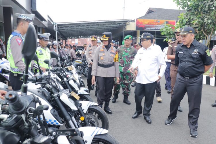 TINJAU POSPAM— Kapolres Payakumbuh bersama Pj Wali Kota saat meninjau kesiapan personel gabungan dalam pengamanan lebaran.