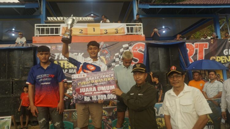 Wabup Risnawanto Resmi Tutup Grasstrack Open Sumatera Peridon Siap Maju 2024, Crosser Penakluk Sirkuit Raih Hadiah Jutaan Rupiah 1 SERAHKAN—Wakil Bupati Risnawanto serahkan hadiah pada crosser penakluk sirkuit.