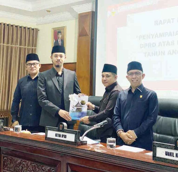 TERIMA REKOMENDASI— Walikota Bukittinggi menerima rekomendasi atas LKPJ Walikota Tahun Anggaran 2024 dari Ketua DPRD Bukittinggi Beny Yusrial dalam rapat paripurna DPRD Bukittinggi, Senin (22/4).