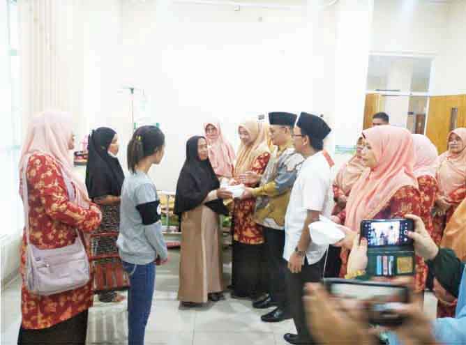 BERBAGI NASI— Dharma Wanita Persatuan (DWP) Kantor Kementerian Agama Kabupaten Agam, bagi-bagi nasi kotak kepada keluarga pasien RSUD Lubuk Basung, Senin (1/4).