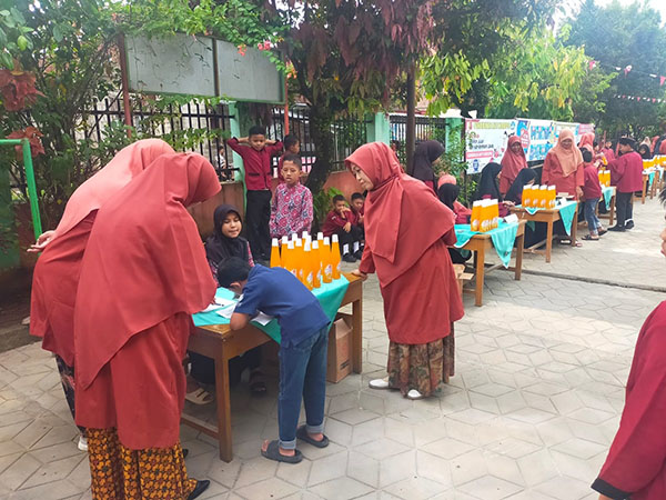 Tumbuhkan Rasa Kepedulian, Keluarga Besar SDN 06 Tanah Garam Salurkan Bantuan 1 BAGIKAN SEMBAKO—Para majelis guru membagikan bantuan sembako bagi murid dan masyarakat di sekitar sekolah.