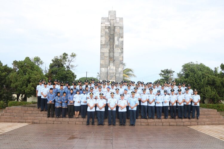 FOTO BERSAMA—Komandan Lanud Sutan Sjahrir Kolonel Nav Sani Salman Nuryadin foto bersama usai melakukan ziarah kubur.
