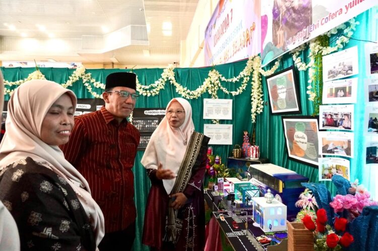 HASIL BELAJAR— Pj Wali Kota, Sonny Budaya Putra, melihat Baralek Gadang Panen Hasil Belajar, Program Guru Penggerak Angkatan 9 yang digelar Balai Besar Guru Penggerak (BBGP) Sumbar, di Aula Dinas Pendidikan dan Kebudayaan (Disdikbud) Kota Padang Panjang, Sabtu (27/4).