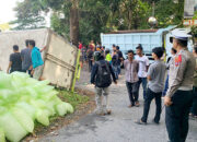 Truk Bermuatan Es Kristal Terbalik di Kelok 44