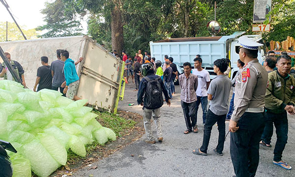Truk Bermuatan Es Kristal Terbalik di Kelok 44 1 TERBALIK— Kondisi truk boks yang bermuatan es kristal terbalik di Jalan Kelok 44, Kabupaten Agam.