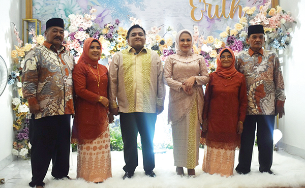 Putra Amril Amin Lamaran dan Batuka Tando 1 LAMARAN— Diego Armando (Nando) dengan Nofrika Happy foto bersama dengan kedua orangtuanya Amril Amin, Ketua Kopanbapel Teluk Bayur) dan Yarnelis dan Hainan dan Fitri Yanti, usai acara lamaran dan batuka tando.