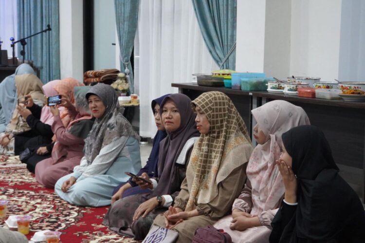 BUKA PUASA— Keluarga besar Kantor Kementerian Agama (Kankemenag) Kota Padang Panjang gelar buka puasa bersama yang turut dihadiri Penjabat (Pj) Wali Kota, Sonny Budaya Putra, A.P, M.Si, Selasa (2/4).