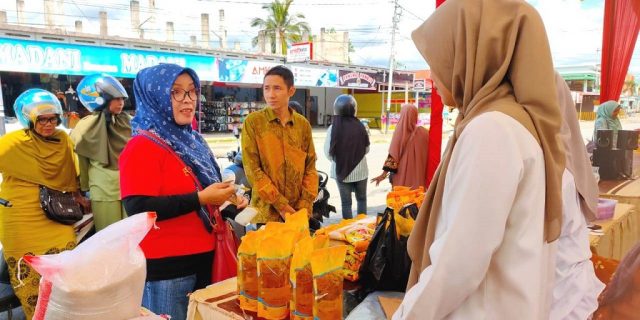 Dukung Kebijakan Nasional, Dinas Pangan Gelar GPM 1 Gerakan Pangan Murah—Dinas Pangan Kota Solok saat melaksanaan Gerakan Pangan Murah (GPM) bagi masyarakat.