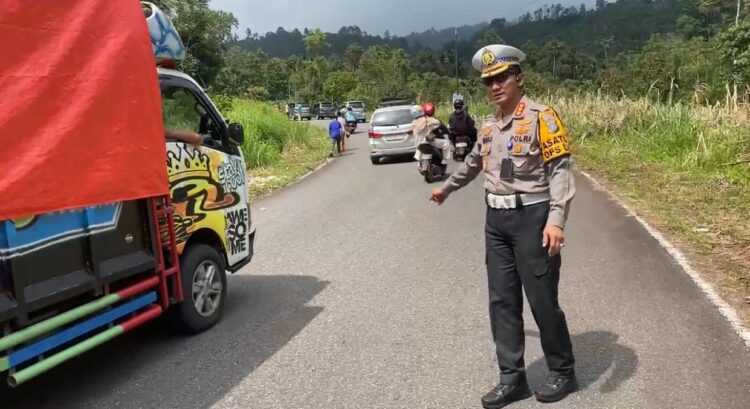PENGATURAN— Dirlantas Polda Sumbar, Kombespol Dwi Nur Setiawan, melakukan pengaturan di jalur one way Padang-Bukittinggi via Malalak.
