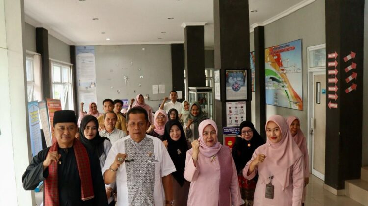 Disnakerperin Lahirkan Inovasi Ciptakan Pelaku IKM Unggul 1 INOVASI— Dinas Tenaga Kerja dan Perindustrian (Disnakerperin) Kota Payakumbuh melahirkan inovasi, untuk menciptakan pelaku Industri Kecil Menengah (IKM) yang unggul, mandiri, produktif dan berdaya saing, dengan nama bernama Klinik Analisis atau Klinik Anisa.