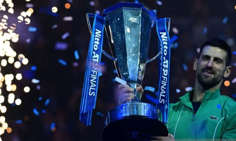 Djokovic Raih Penghargaan Olahragawan Terbaik Dunia 1 RAYAKAN KEBERHASILAN— Petenis Serbia Novak Djokovic merayakan keberhasilannya memenangi pertandingan puncak ATP Finals yang berlangsung di Turin, Italia, Minggu (19/11/2023).