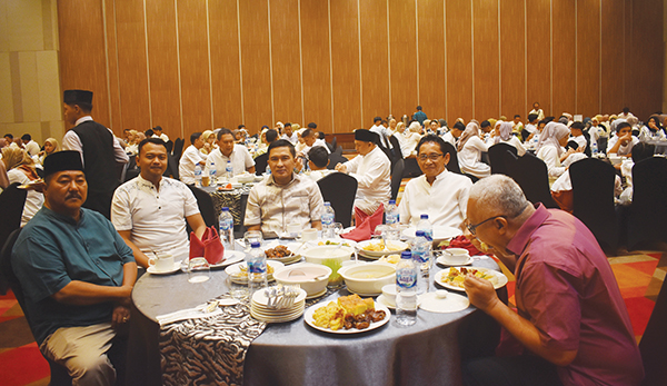 Buka Bersama Keluarga Aciak Mart, Menjalin Silaturahmi, Pererat Tali Persaudaraan 1 Founder Aciak Mart, Amril Amin,S.AP,MM,Wakil Walikota Padang Ekos, Albar,Direktur Utama Aciak Mart Muhammad Alfikri,Pemegang saham Dedy Octavian.