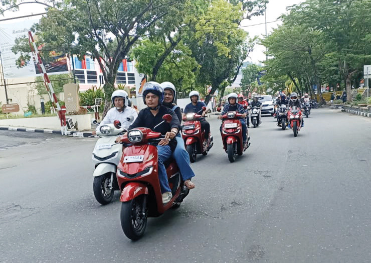 Bersama New Honda Stylo 160, Honda Hayati Gelar Ngabuburide Fashion Urban City Rolling 1 NGABUBURIDE— PT. HPM selaku main dealer sepeda motor Honda wilayah Sumbar menggelar kegiatan Ngabuburide bertajuk “Honda Stylo Fashion Urban City Rolling” yang diikuti sejumlah jurnalis dan blogger vlogger, komunitas sepeda motor Honda yang tergabung dalam AHSB, konsumen setia Honda serta manajemen PT. HPM pada Jum’at (29/3).
