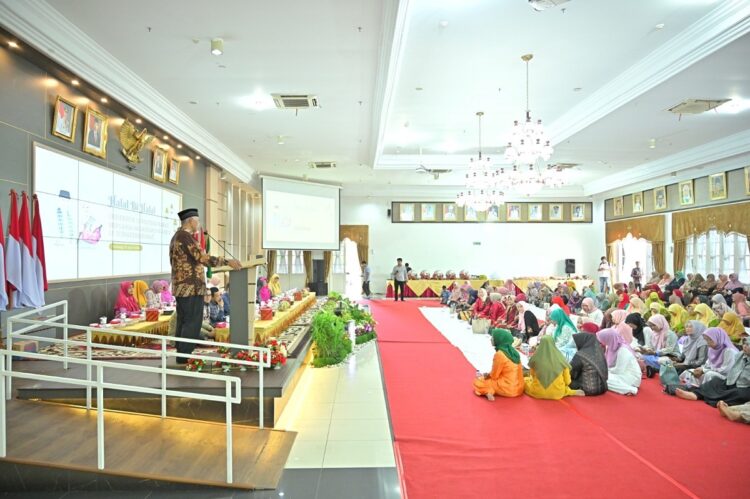 HADIRI HALAL BIHAL— Gubernur Sumbar, Mahyeldi Ansharullah, saat menghadiri Halal Bihalal Organisasi Wanita se Sumbar, Sabtu (27/4) di Auditorium Gubernuran.