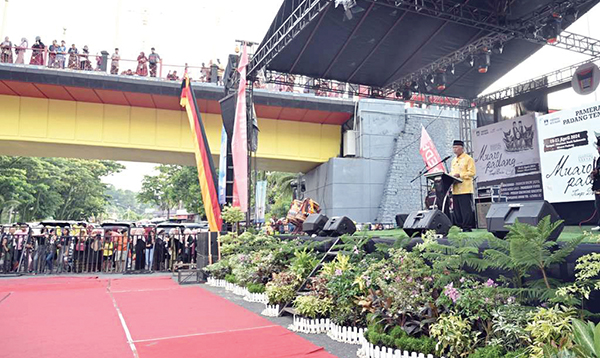 SAMBUTAN— Gubernur Mahyeldi Ansharullah, memberi sambutan saat perhelatan Festival Rakyat Muaro Padang.