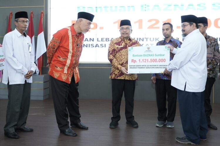 BANTUAN BAZNAS—  Gubernur Sumbar Mahyeldi Ansharullah saksikan penyerahan bantuan Baznas Sumbar untuk menyambut lebaran Idul Fitri 1445 Hijriah.