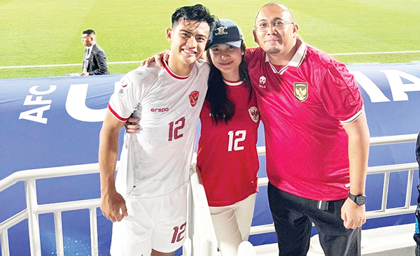 FOTO BERSAMA— Andre Rosiade foto bersama Azizah Shalsa dan Pratama Arhan, usai menyaksikan pertandingan perempat final Piala Asia U-23 antara Indonesia melawan Korea Selatan, yang dimenangkan Indonesia via adu penalti dengan skor 11-10.