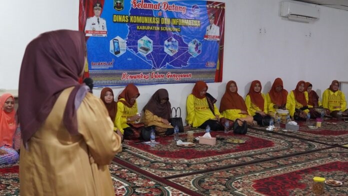 Hadiri Pertemuan Bulanan DWP, Penasehat DWP Sijunjung: Semoga Dapat Meningkatkan Rasa Kekeluargaan 1 SAMBUTAN—Penasehat DWP Kabupaten Sijunjung Ny. Nedia Fitri Benny Dwifa saat berikan sambutan.