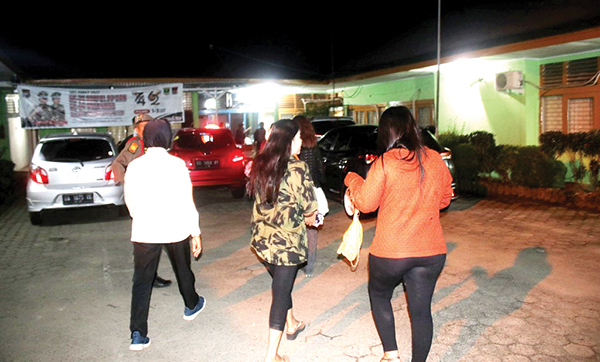Nongkrong hingga Larut Malam, 5 Wanita Diamankan 1 TERJARING RAZIA— Lima wanita diangkut petugas Satpol PP saat terjaring razia disejumlah kawasan di Kota Padang, Senin (1/4) dini hari WIB. Mereka kedapatan nongkrong di tempat minim penerangan.