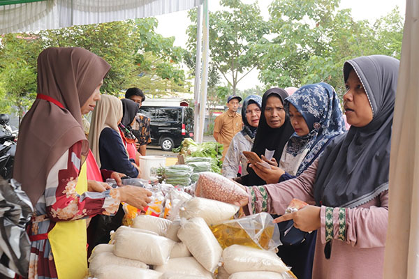 PANGAN MURAH—  Pemko Payakumbuh kembali menggelar Gerakan Pangan Murah (GPM) di Pelataran Parkir Kantor Balai Kota Payakumbuh, Senin (1/4).