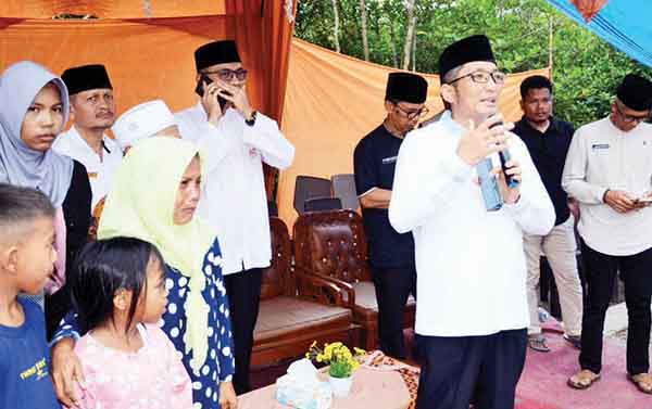 16 ORANG TINGGAL SATU ATAP— Wako Padang mengunjungu rumah pasutri, Syaqban (75) dan Railis (71), di Kelurahan Teluk Kabung Tengah, Kecamatan Bungtekab. Rumah tidak layak huni bakal dibedah Pemko dalam program ‘Semata” Jilid IV.