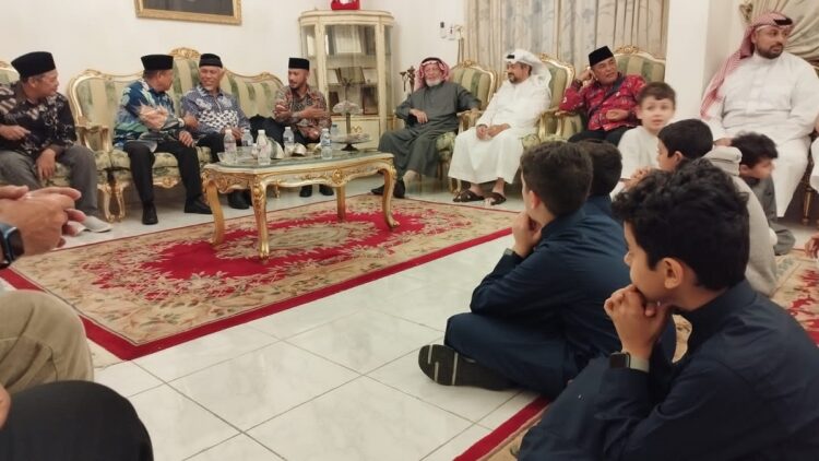 Usulan Pergantian Nama Masjid Raya Sumbar, Keluarga Besar Syekh Ahmad Khatib Al Minangkabawi Beri Sinyal Positif 1 PERTEMUAN— Gubernur Sumbar Mahyeldi Ansharullah saat berdialog dalam pertemuan dengan keluarga besar Syekh Ahmad Khatib Al Minangkabawi, di Kota Makkah, Arab Saudi, Selasa (2/4).