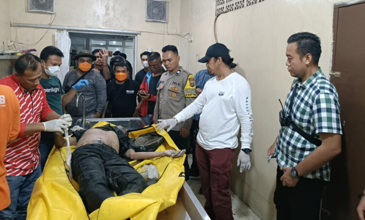 Mayat Mengambang di Banda Bakali, Leher Terikat Tali yang Dikaitkan dengan Tas Berisi Batu, Tubuhnya Banyak Luka Lebam Akibat Kekerasan 1 PEMBUNUHAN— Polisi melakukan pemeriksaan pada tubuh mayat korban pembunuhan yang ditemukan mengambang di aliran Sungai Banda Bakali, dekat GOR H Agus Salim Padang.