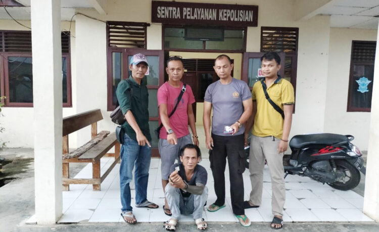 Apes! Pencuri Hp Kedapatan Bawa Sabu saat Ditangkap 1 PENCURI HP— Pelaku DS (42) yang terlibat kasus pencurian Hp dan penyalahgunaan narkotika jenis sabu ditangkap jajaran Polsek Palembayan.