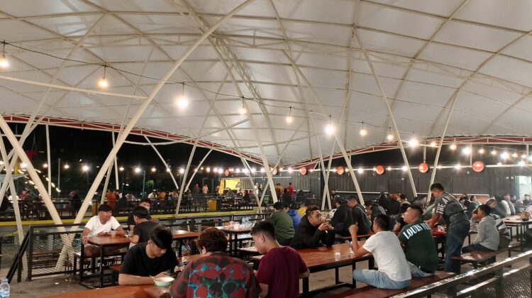 Stasiun Lambuang jadi lokasi favorit Lebaran di Bukittinggi 1 STASIUN LAMBUANG— Pusat kuliner modern Stasiun Lambuang Bukittinggi, menjadi salah satu lokasi bersantai favorit pemudik dan warga khususnya di malam hari saat libur Lebaran 2024.