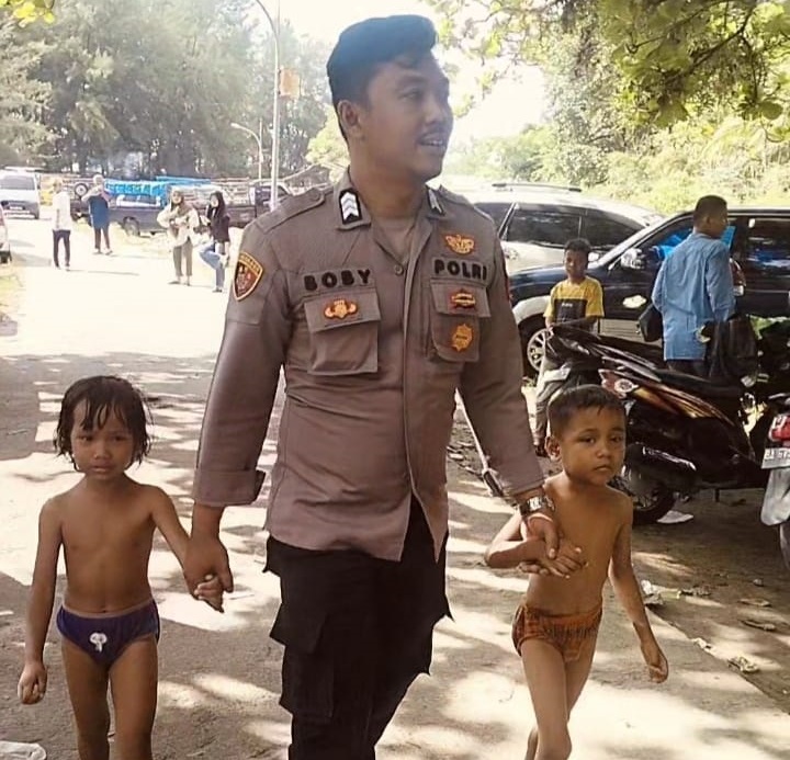 ANAK TERCECER— Petugas Pos Pam lebaran di objek wisata Pasia Tiku, Kecamatan Tanjung Mutiara, Kabupaten Agam, menemukan 4 anak dan 1 lansia yang tercecer dari keluarganya, di objek wisata itu, Minggu (14/4).