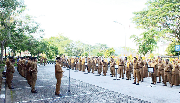 APEL GABUNGAN— Wako Padang Hendri Septa memimpin apel gabungan yang diikuti unsur pimpinan dan ASN di pelataran parkir Balai Kota Padang, Aie Pacah, Selasa (16/4). Usai apel, wako bersama Wakil Wali Kota Ekos Albar, juga mengecek kehadiran ASN di setiap OPD.