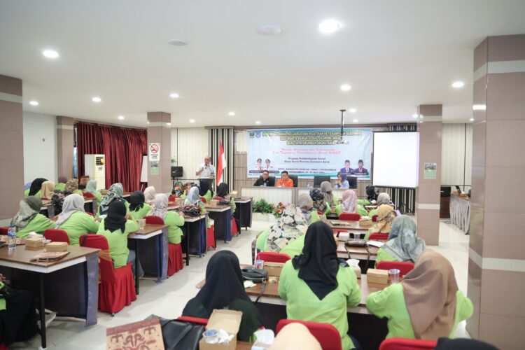 Supardi Bangkitkan Semangat Kreatif WRSE dalam Berusaha 1 BIMBINGAN SOSIAL--Supardi membuka kegiatan bimbingan sosial keluarga dan pelatihan berusaha bagi Wanita Rawan Sosial Ekonomi (WRSE) Angkatan V di Hotel Mangkuto Kota Payakumbuh, Minggu (21/4).
ist