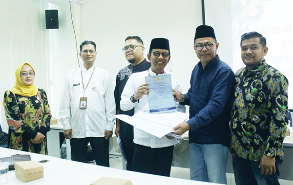 Sosialisasi Bantuan Keuangan Parpol, Wujudkan Sistem Pencairan yang Disiplin, Akurat dan Akuntabel 1 SERAHKAN HASIL LAPORAN— Kepala Kesbangpol Kota Padang, Tarmizi Ismail, menyerahkan hasil laporan pertanggungjawaban bantuan keuangan yang sudah diperiksa oleh BPK RI Sumbar, Jumat (26/4).