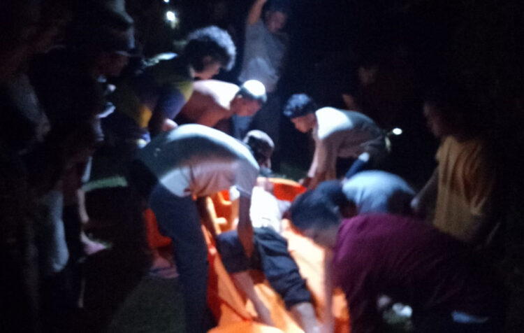 SATPAM TEWAS— Polisi melakukan olah TKP penemuan mayat satpam perkebunan di Agam yang kedua bola matanya hilang dan tubuh luka-luka.