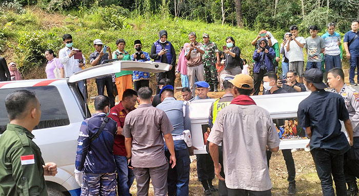 Makam Iwan Sutrisman yang Dibunuh Oknum TNI AL Dibongkar, Dokter Forensik Lakukan Pencocokan DNA, Keluarga Minta Pelaku Dihukum Seberat-beratnya 1 PEMBONGKARAN MAKAM— Polisi melakukan pembongkaran makam mantan Casis TNI AL asal Nias Iwan Sutrisman Telaumbanua (21) yang dibunuh oknum TNI AL Serda Adan bersama Alfin di Kota Sawahlunto.