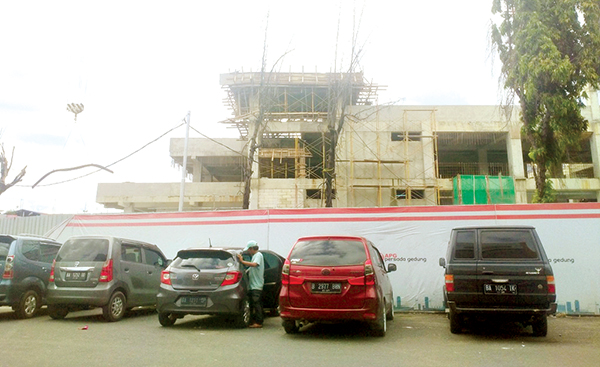 PEMBAGUNAN FISIK— Pembangunan fisik gedung baru pasar raya fase VII yang rusak akibat gempa tahun 2009 lalu, kini progresnya sudah mencapai kisaran angka 75 hingga 80 persen.