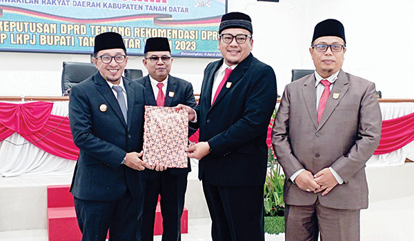 Paripurna Penyampaian Keputusan DPRD terhadap LKPj Bupati, Pemkab Diminta Tambah ASN Sesuai Kompetensi 1 Ketua DPRD H. Roni Mukyadi. Dt. Bungsu didampingi Wakil Ketua Anton Yondra, SE.,M.M, Syaidani serahkan rekomnedasi kepda Bupati Tanahdatar Eka Putra.