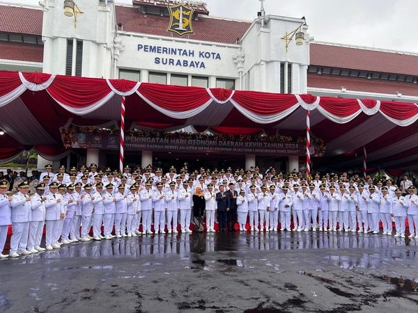 Bupati Pasbar Hamsuardi, Ikuti Peringatan Hari Otonomi Daerah XXVIII Tahun 2024 di Surabaya 1 UPACARA— Bupati Pasaman Barat (Pasbar), Hamsuardi ikuti upacara peringatan Hari Otonomi Daerah XXVIII tahun 2024 yang diselenggarakan di Balai Kota Surabaya, Kamis (25/4)