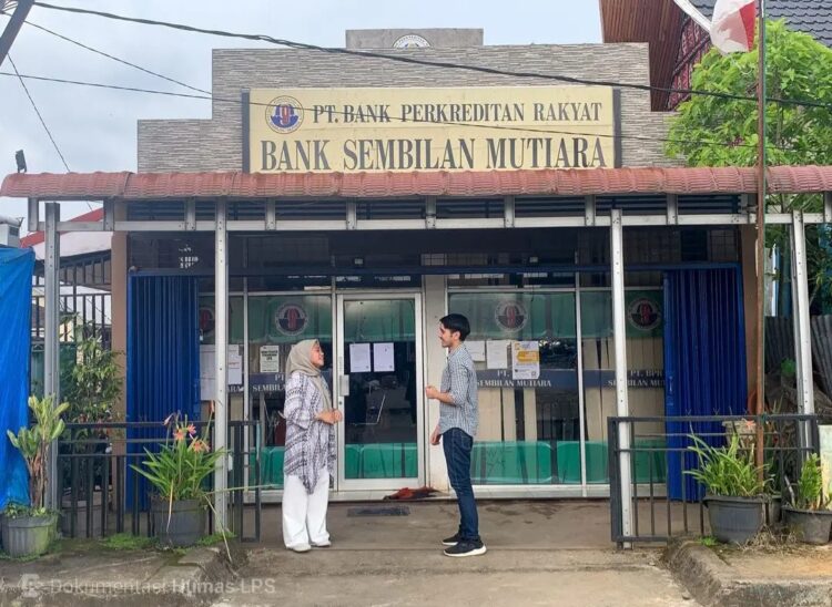 CABUT IZIN-OJK secara resmi mencabut izin usaha PT BPR Sembilan Mutiara di Kabupaten Pasaman Barat.
ist