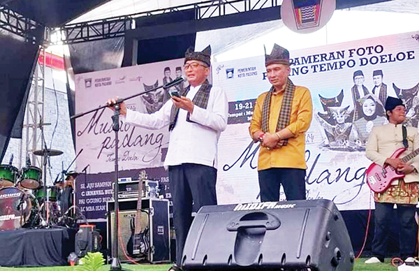 Jabatan Berakhir 13 Mei 2024, Wako dan Wawako Sampaikan Permohonan Maaf 1 PENUTUPAN FESTIVAL RAKYAT— Wako Hendri Septa didampingi Wawako Ekos Albar saat penutupan Festival Rakyat Muaro Padang Tempo Doeloe, Minggu (21/4).