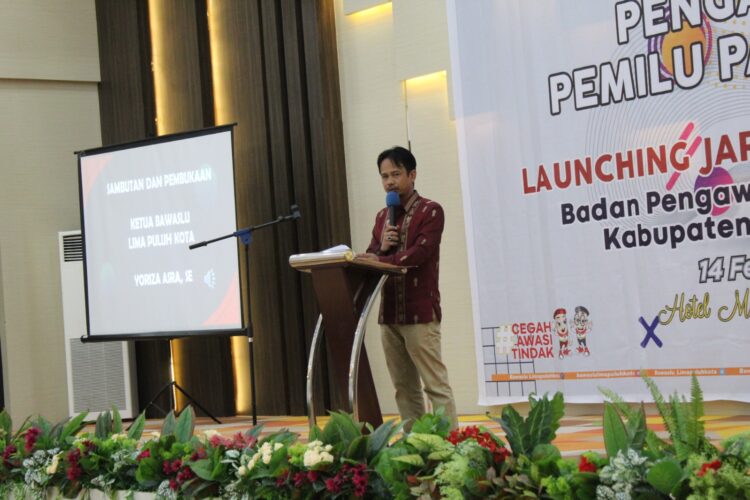 Jelang Helat Pilkada Serentak 27 November, Bawaslu Limapuluh Kota Rekrut Panwascam 1 SAMBUTAN— Ketua Bawaslu Limapuluh Kota, Yoriza Asra. saat berikan sambutan pada acara kamarin.