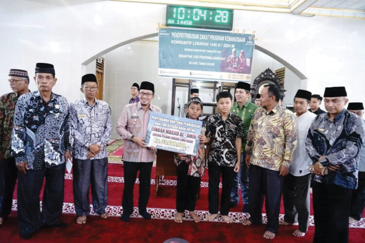 Jelang Idul Fitri, 1.600 Mustahiq di Tanah Datar Terima Zakat Konsumtif Lebaran 1 ZAKAT— Bupati Eka Putra serahkan zakat secara simbolis kepada 1.600 orang Mustahiq se kabupaten Tanah Datar, Kamis (4/4) di Masjid Al Amin, Kecamatan Lima Kaum.