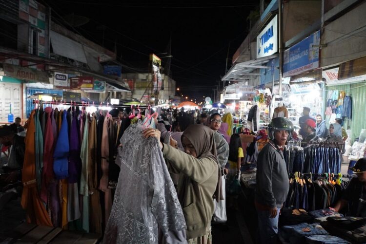 Jelang Lebaran, Pengunjung Pasar Pusat Membeludak di Malam Hari 1 RAMAI— Pasar Pusat Padang Panjang ramai dikunjungi pembeli dari berbagai kalangan, tua, muda bahkan anak-anak. Mereka berbelanja pakaian dan sepatu untuk Lebaran.
